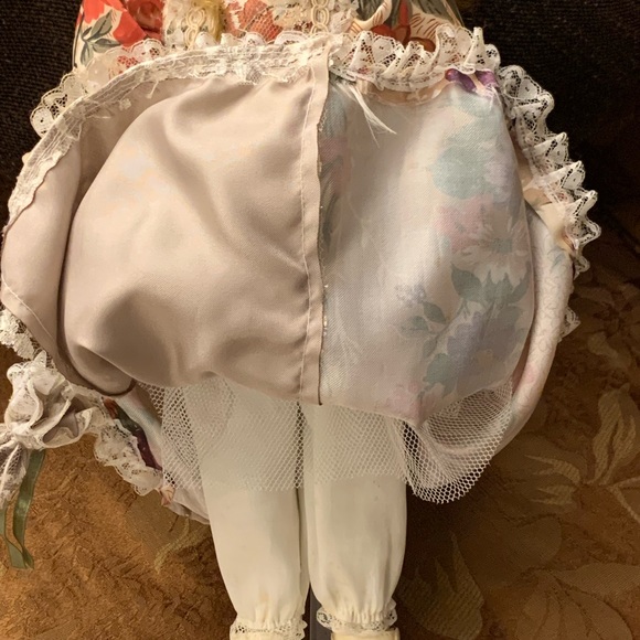 Ashley Belle Keepsakes Genuine Porcelain Collector Doll 15" - Picture 7 of 10
